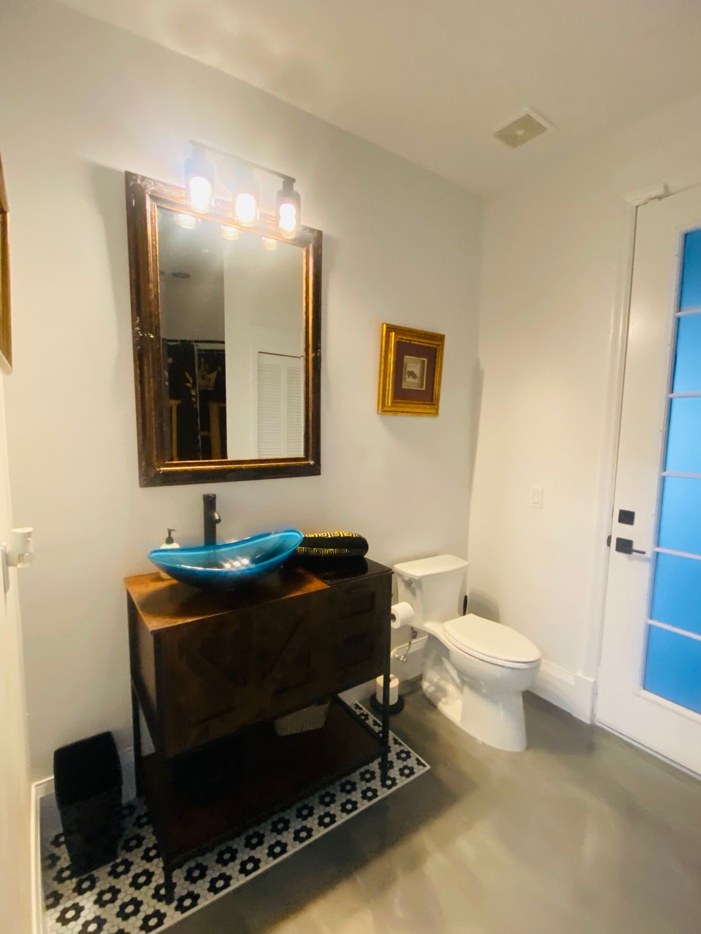 Nave-a-Lago — Powder room